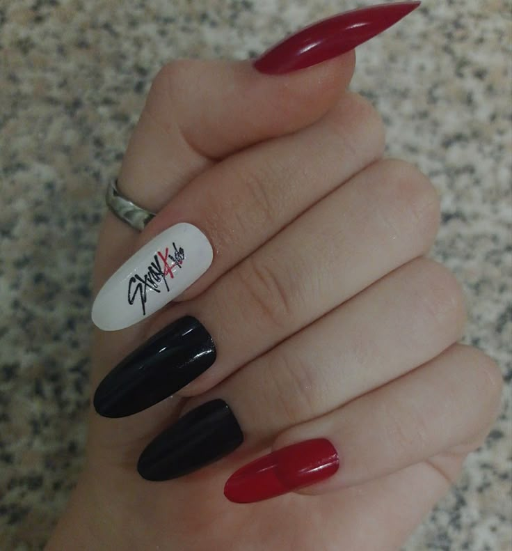 Set di unghie ispirato alle 5 stelle degli Stray Kids : r/Nails