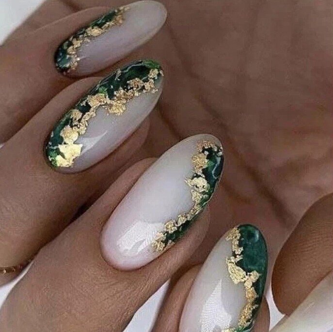 Зелёный маникюр inst : karinakorn_nails