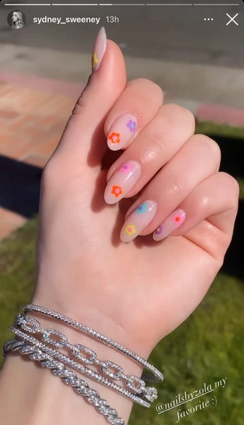 Дизайн маникюра с цветами • Журнал NAILS