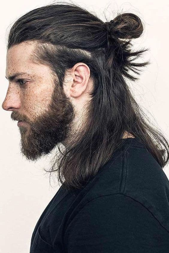 Модная вариация мужской стрижки Man Bun ...