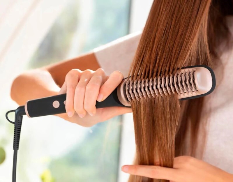 Comb - straightener. Straight hair in a ...