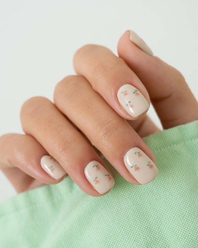 White manicure points polka dot