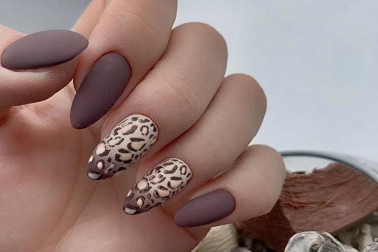 бордовый-маникюр-с-леопардовым-принтом-tornbynails ...